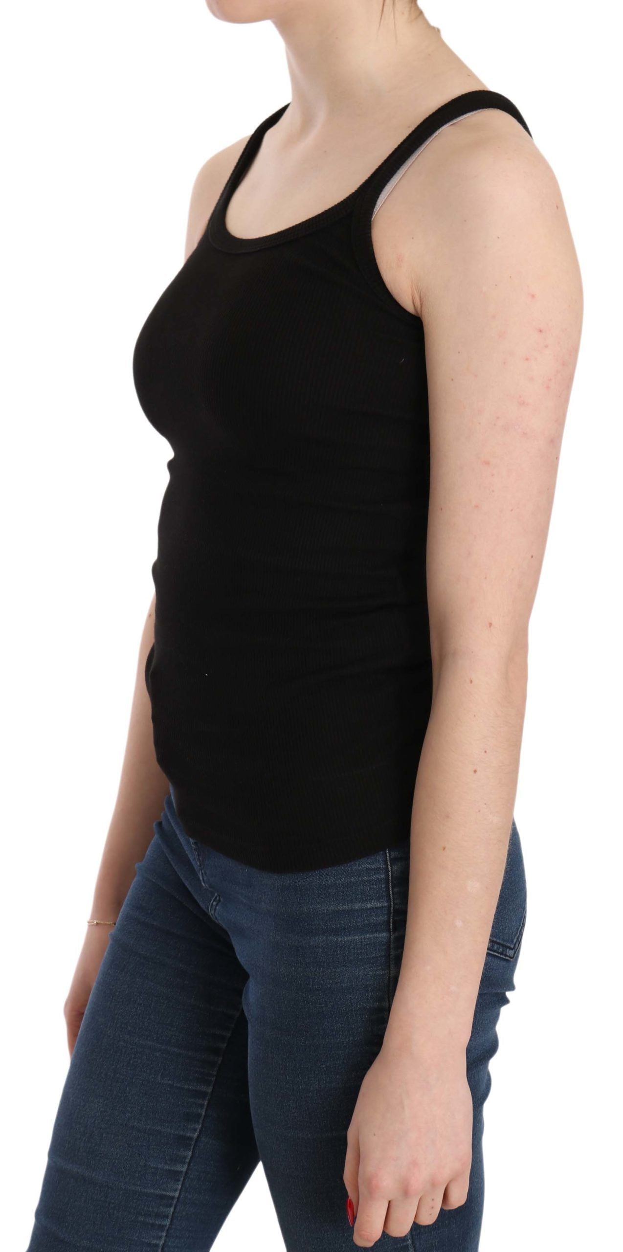 Blusa negra sin mangas con tirantes finos