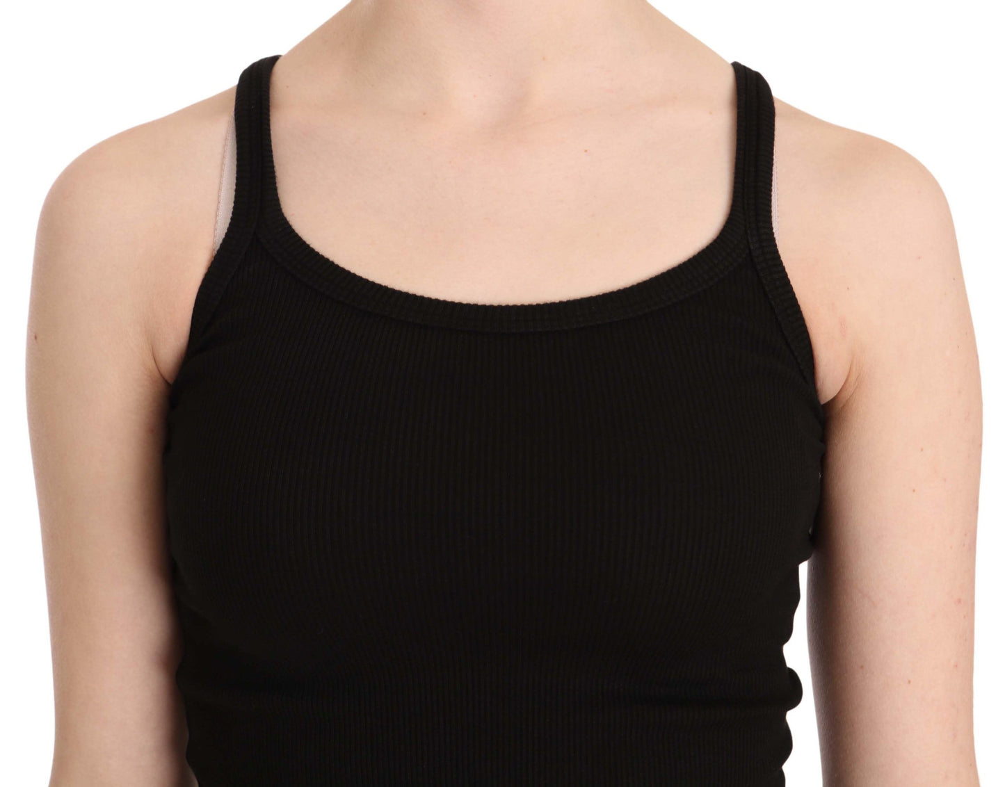 Blusa negra sin mangas con tirantes finos