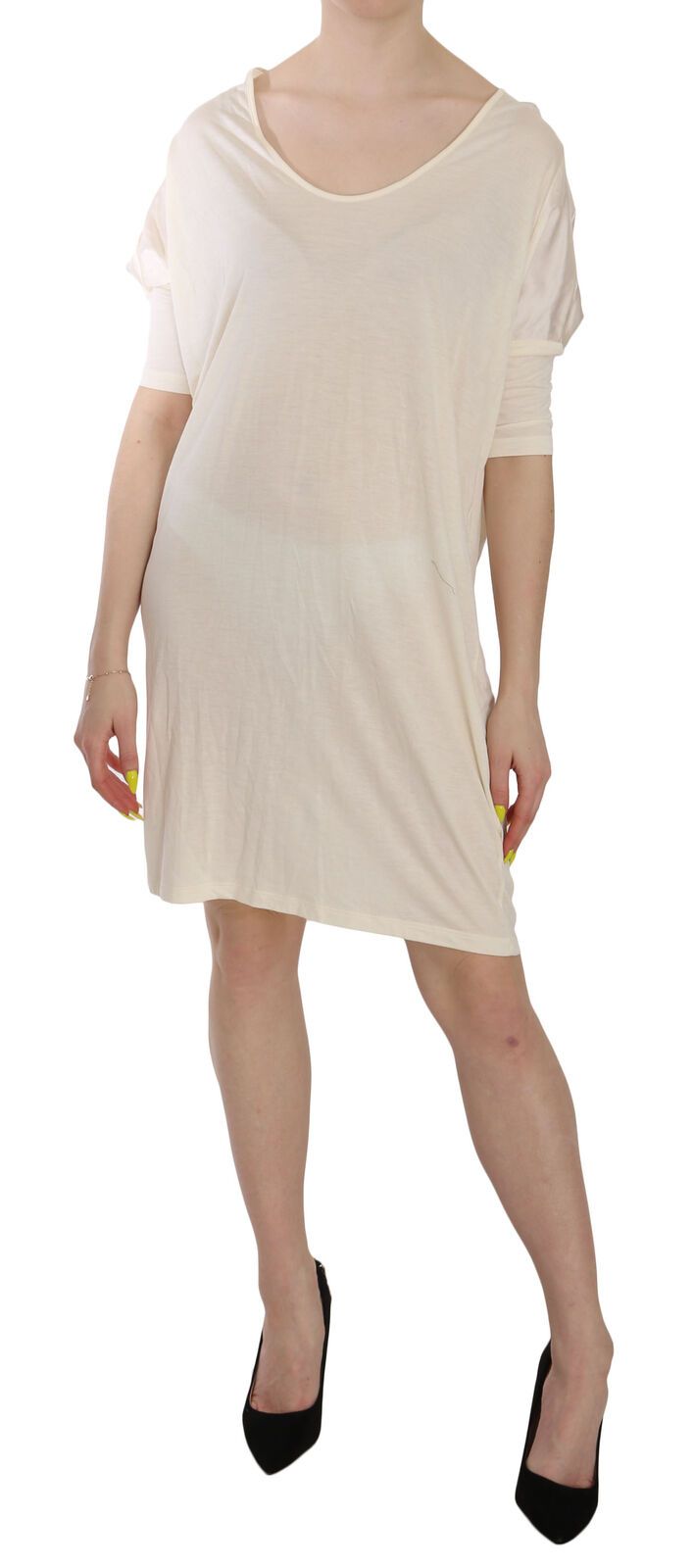 Vestido color crema con cuello redondo hasta la rodilla