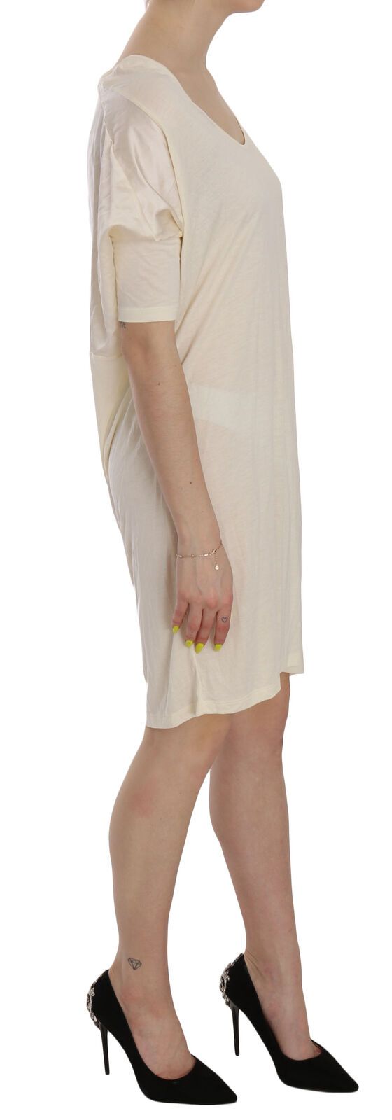 Vestido color crema con cuello redondo hasta la rodilla