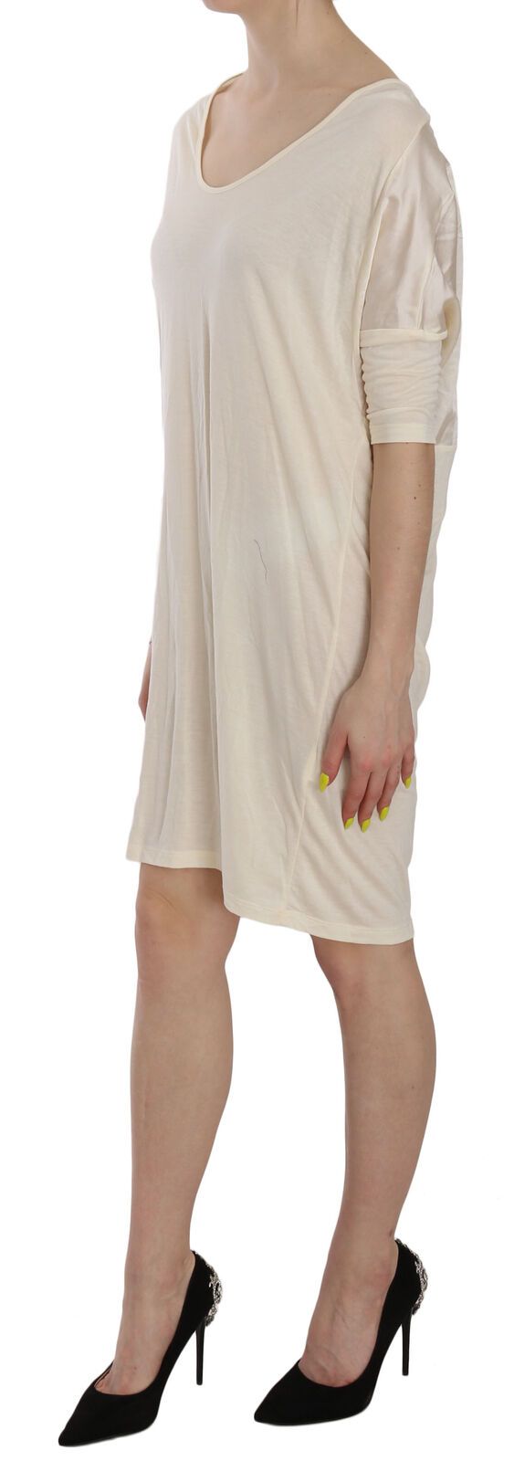 Vestido color crema con cuello redondo hasta la rodilla