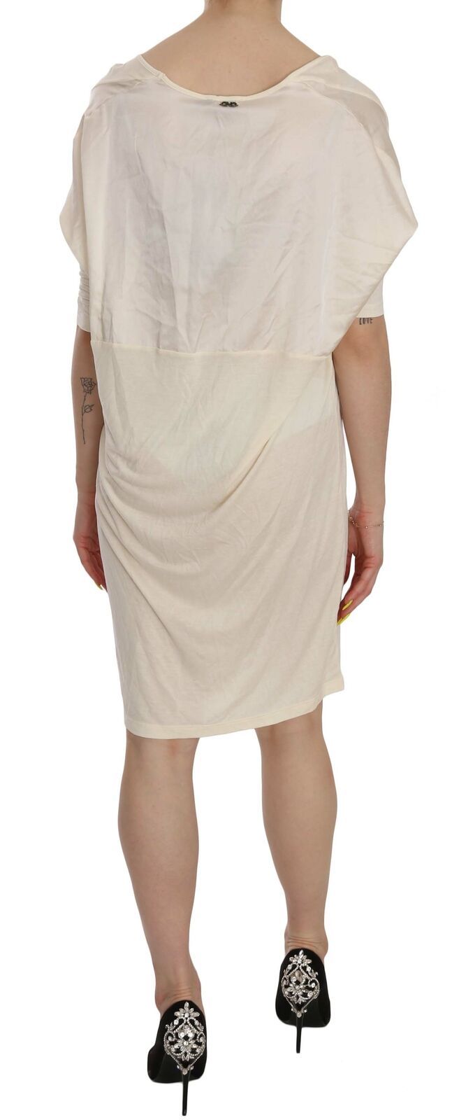 Vestido color crema con cuello redondo hasta la rodilla