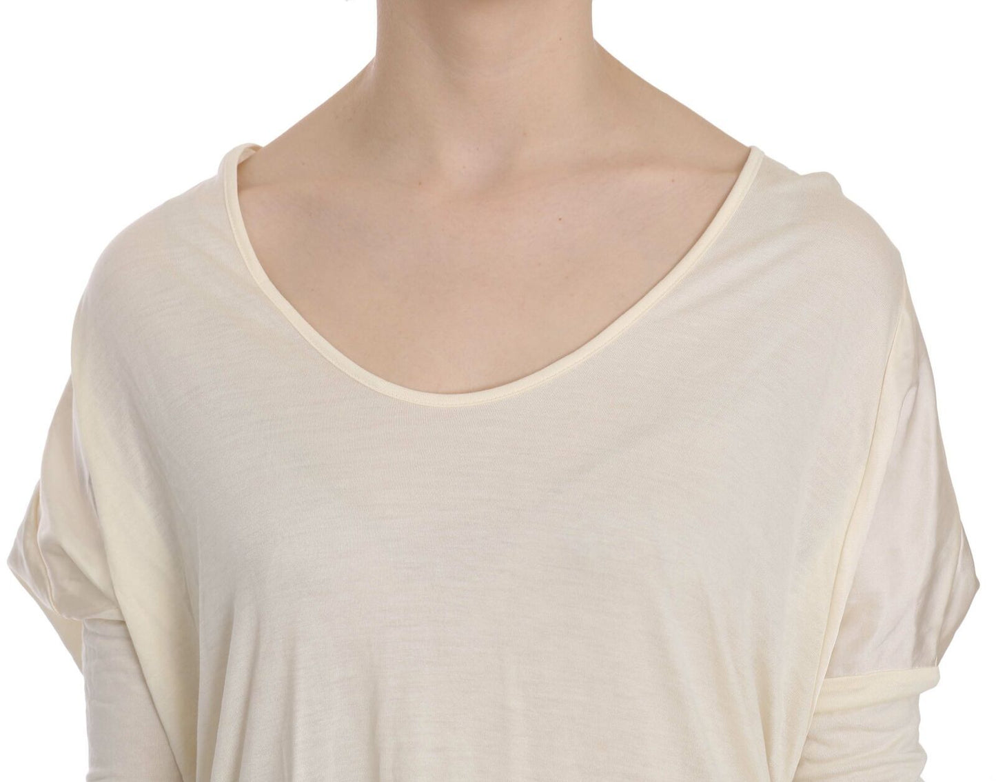 Vestido color crema con cuello redondo hasta la rodilla