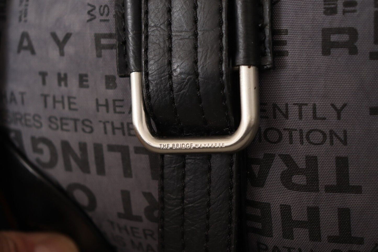 Bolso bandolera con logo estampado en gris