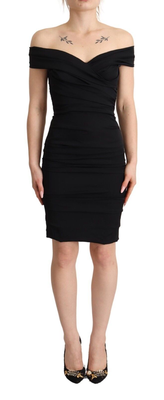Vestido ajustado de seda negro con hombros descubiertos