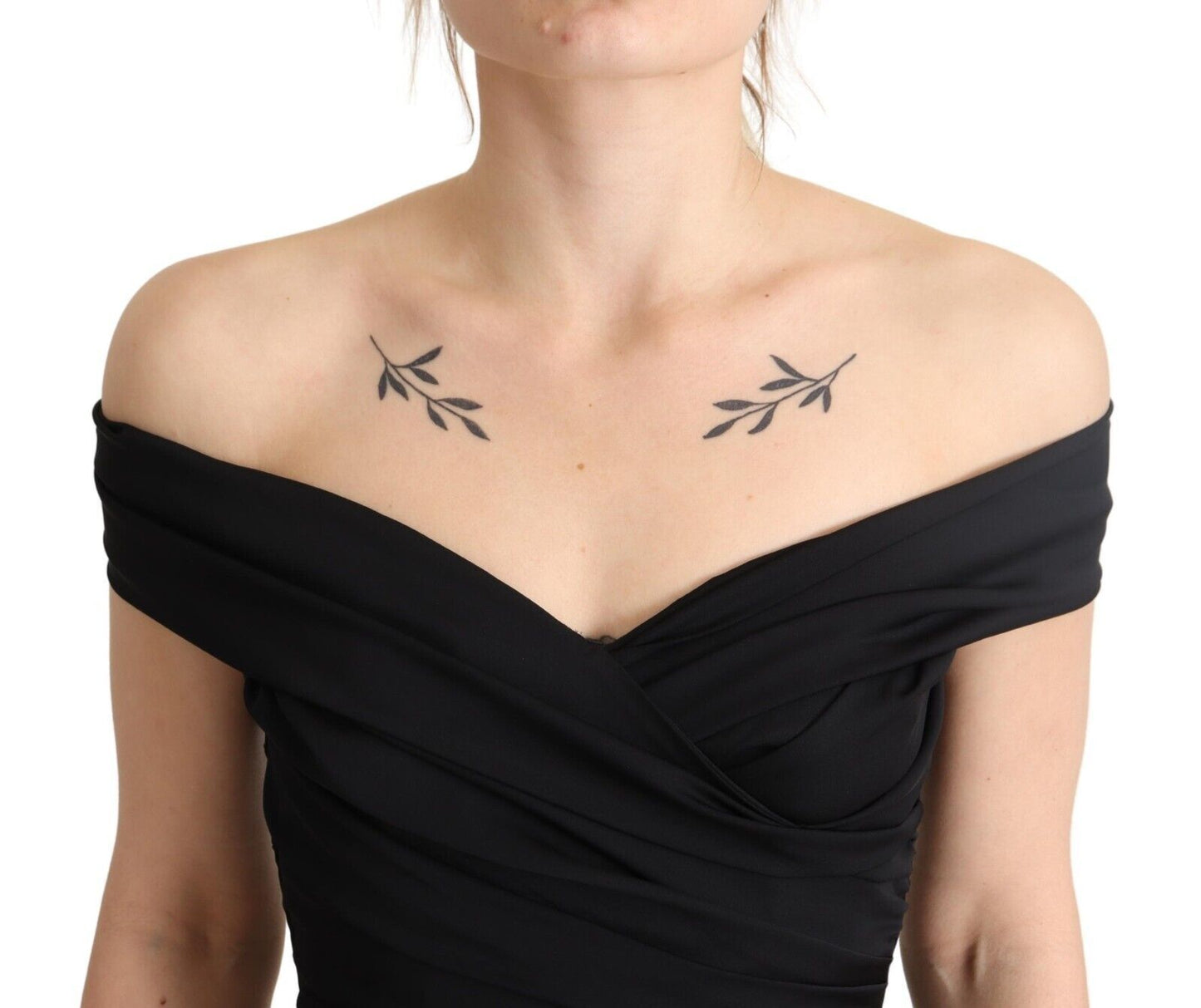Vestido ajustado de seda negro con hombros descubiertos