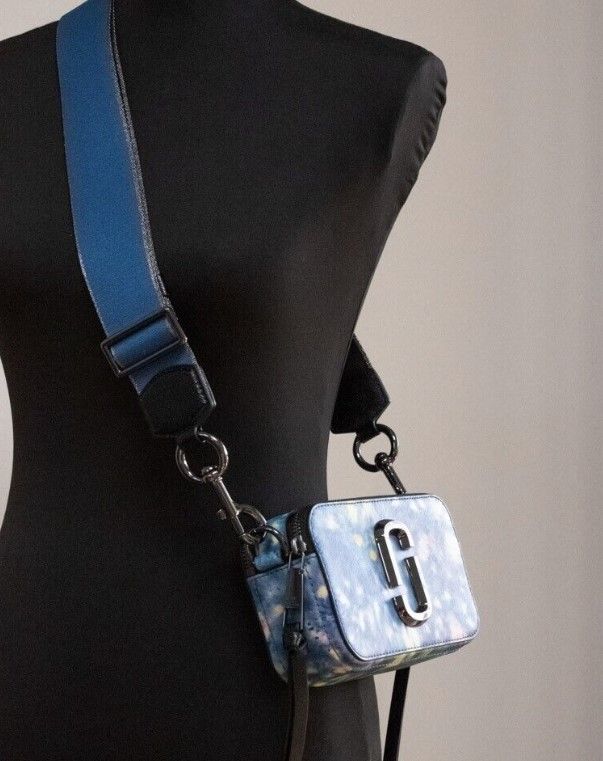The Snapshot bag Bolso bandolera de piel estampado azul acuarela