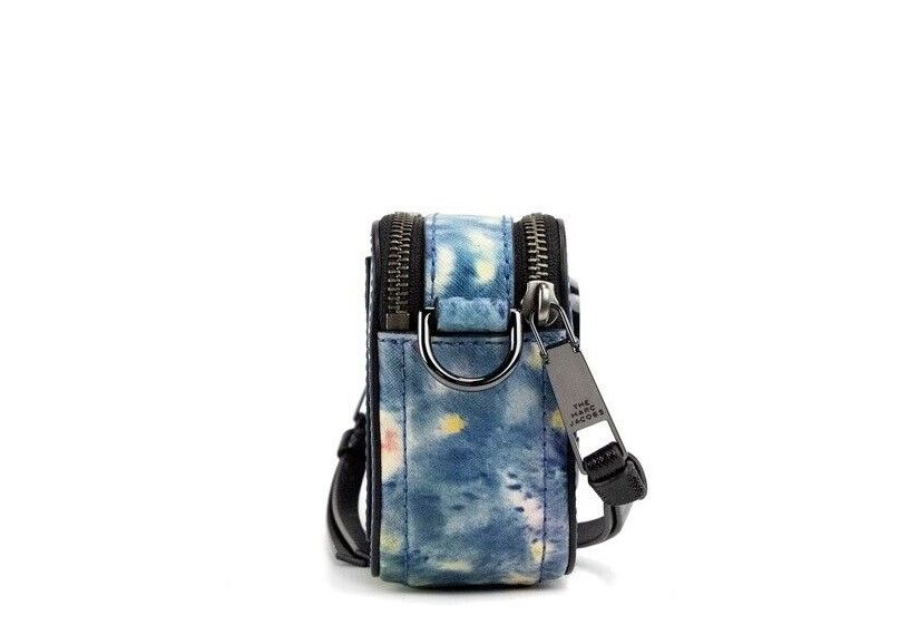 The Snapshot bag Bolso bandolera de piel estampado azul acuarela