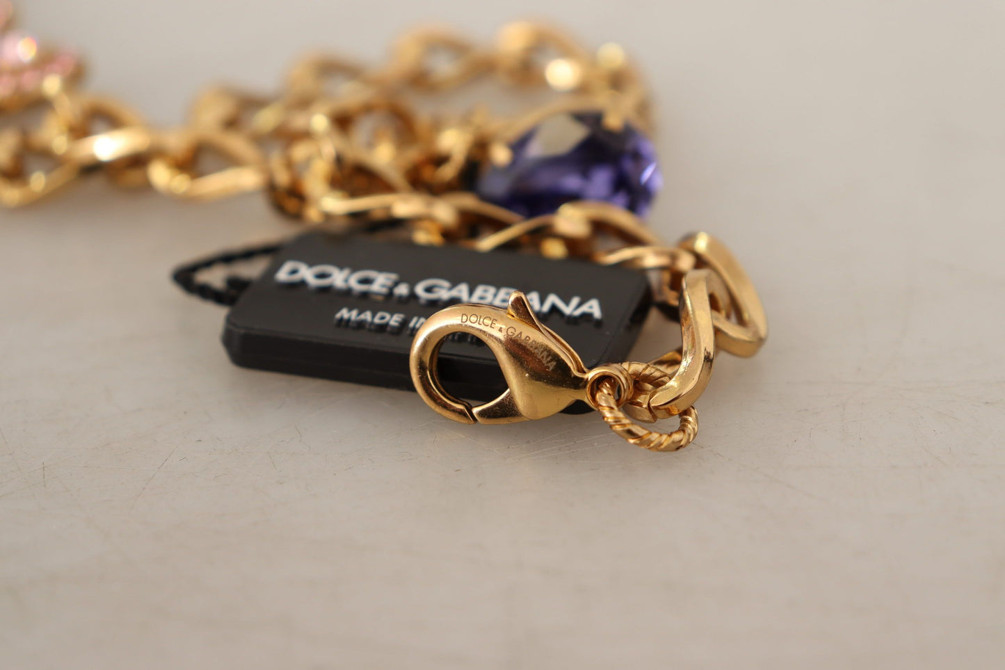 Collar con colgantes de perlas de color rosa púrpura y cristal de latón dorado