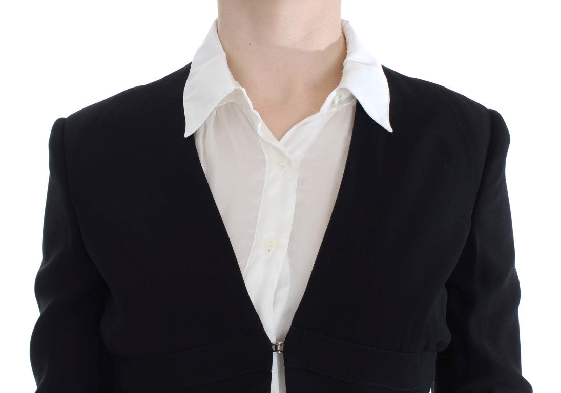 Traje de dos piezas negro y azul con falda y blazer