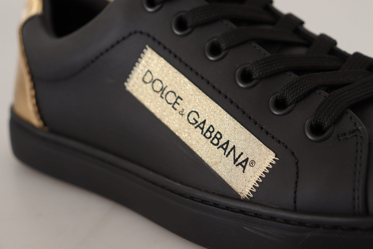Dolce & Gabbana Schicke schwarze und goldene niedrige Ledersneaker