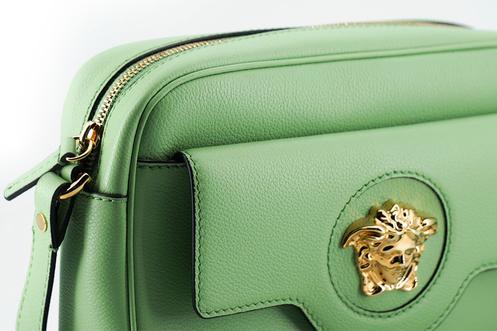Bolso tipo cámara de piel de becerro verde menta