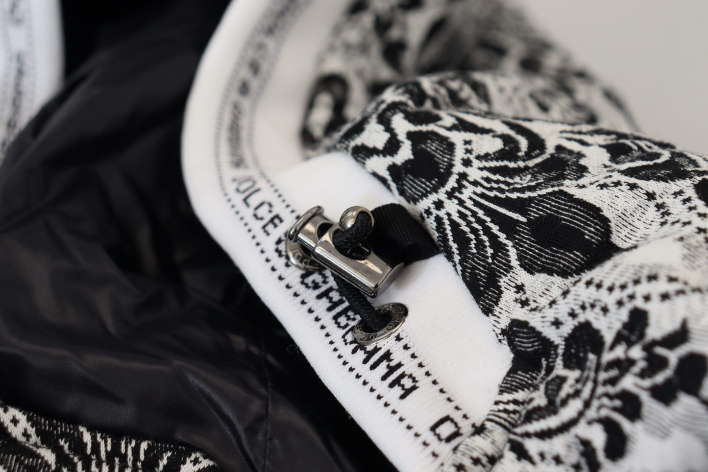 Gorro de algodón de talla única con diseño floral blanco