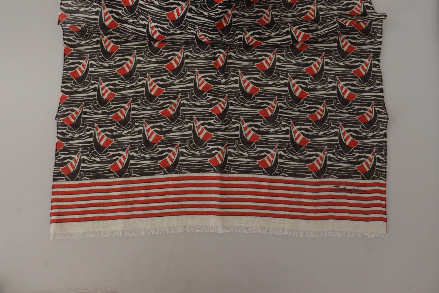 Sciarpa scialle con stampa a righe in barca a vela in lino rosso nero