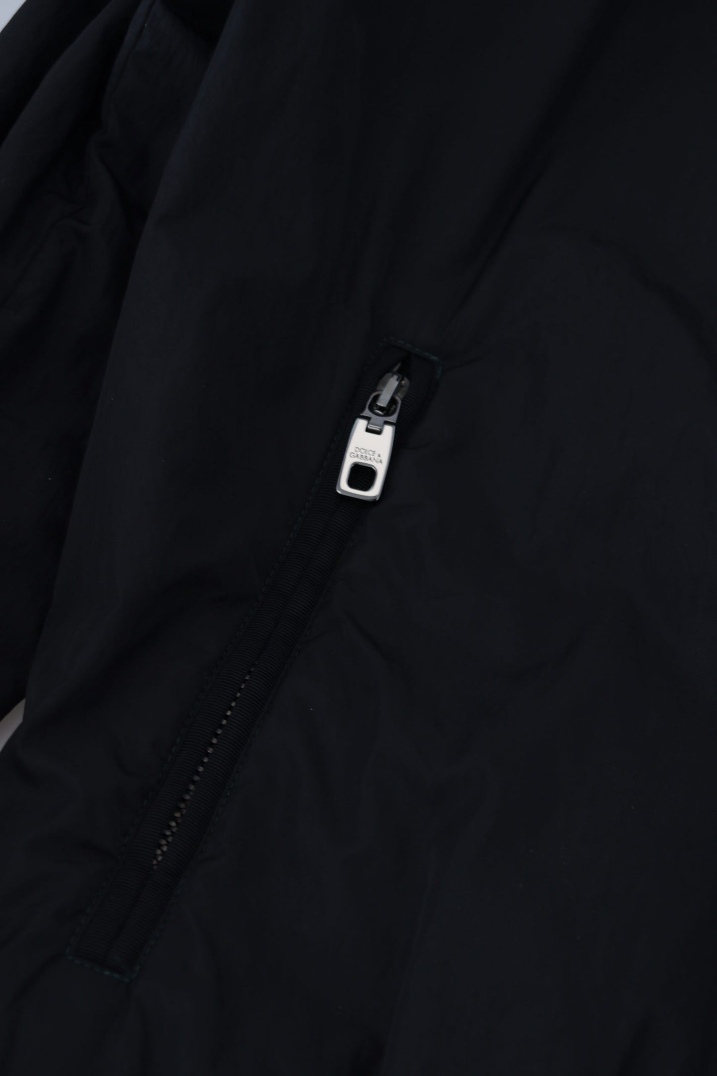Chaqueta bomber con cremallera y logo de nailon negro