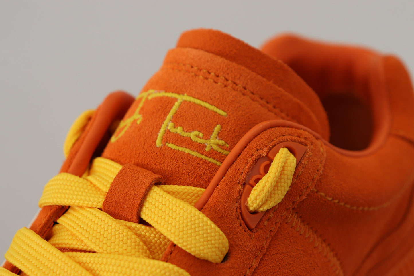 Dolce & Gabbana Schicke orange Wildleder-Schnürsneaker