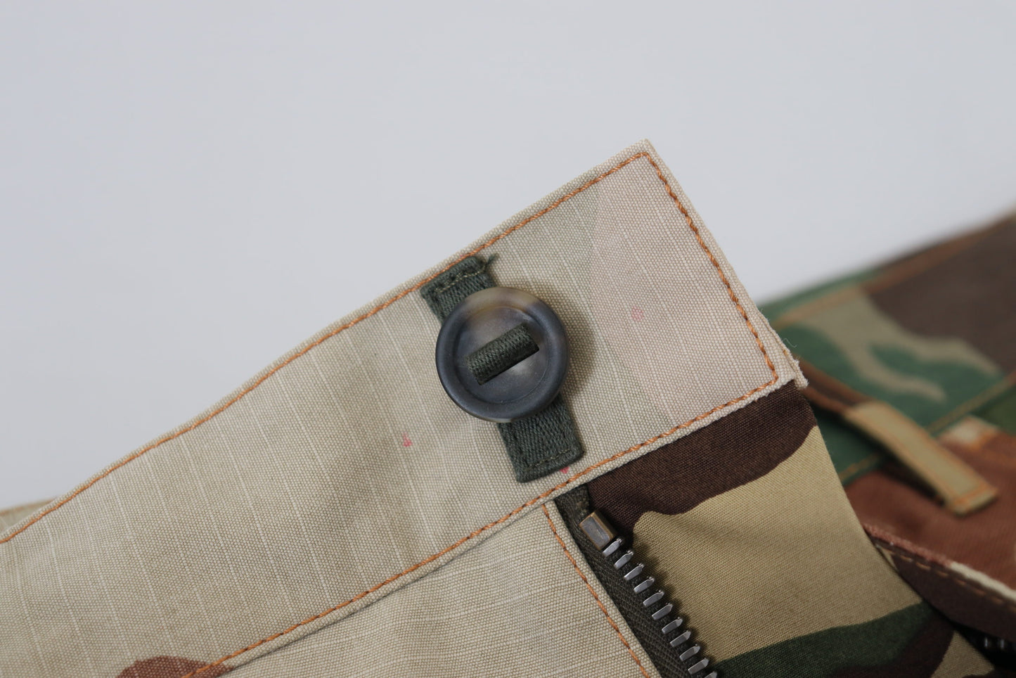 Vaqueros de mezclilla para hombre con patchwork de seda multicolor