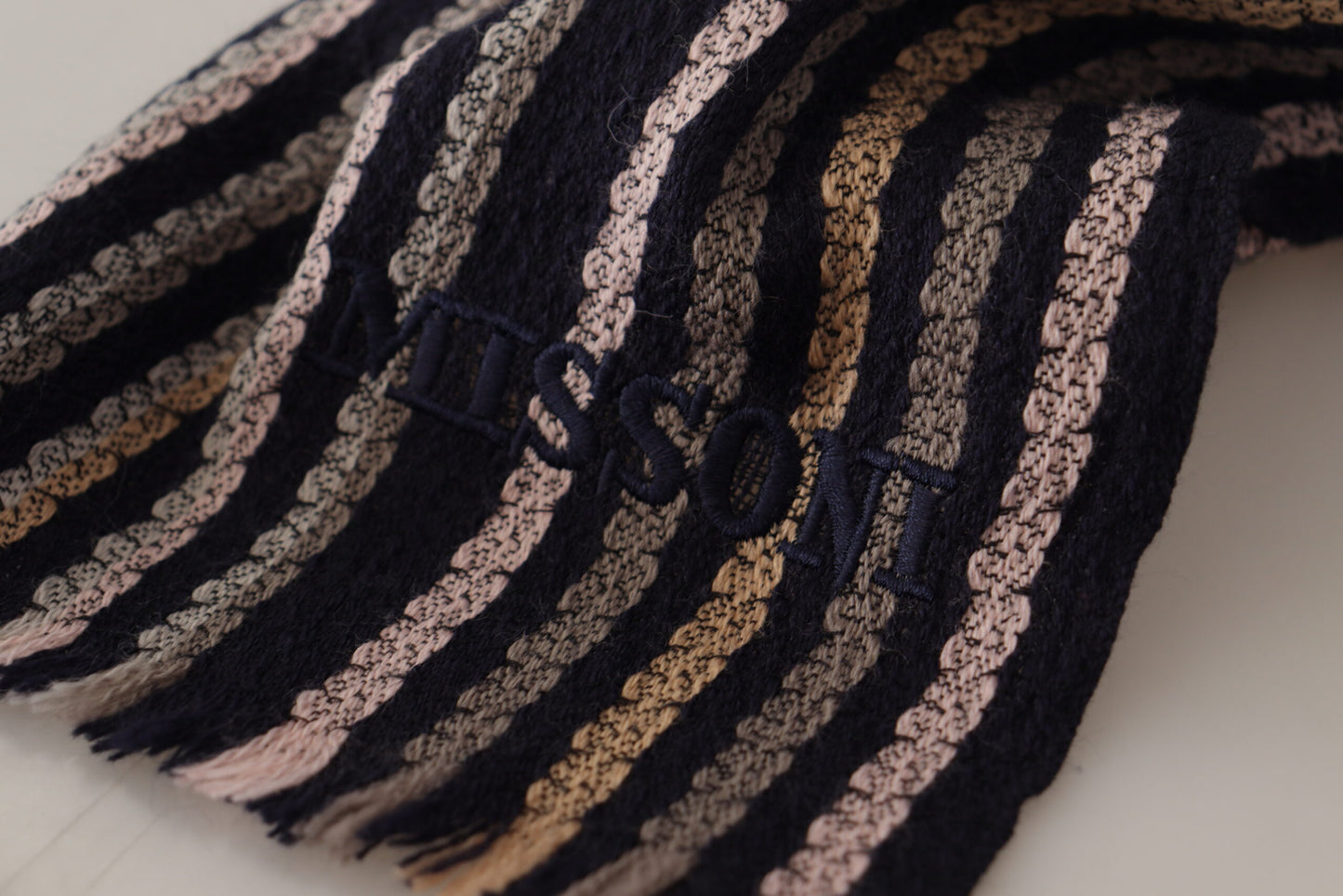 Sciarpa scialle con frange in maglia di lana a righe multicolori