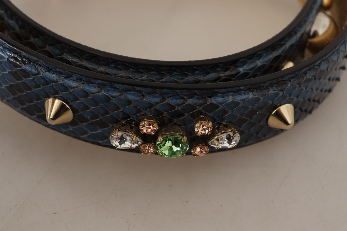 Tracolla in pelle esotica blu con cristalli