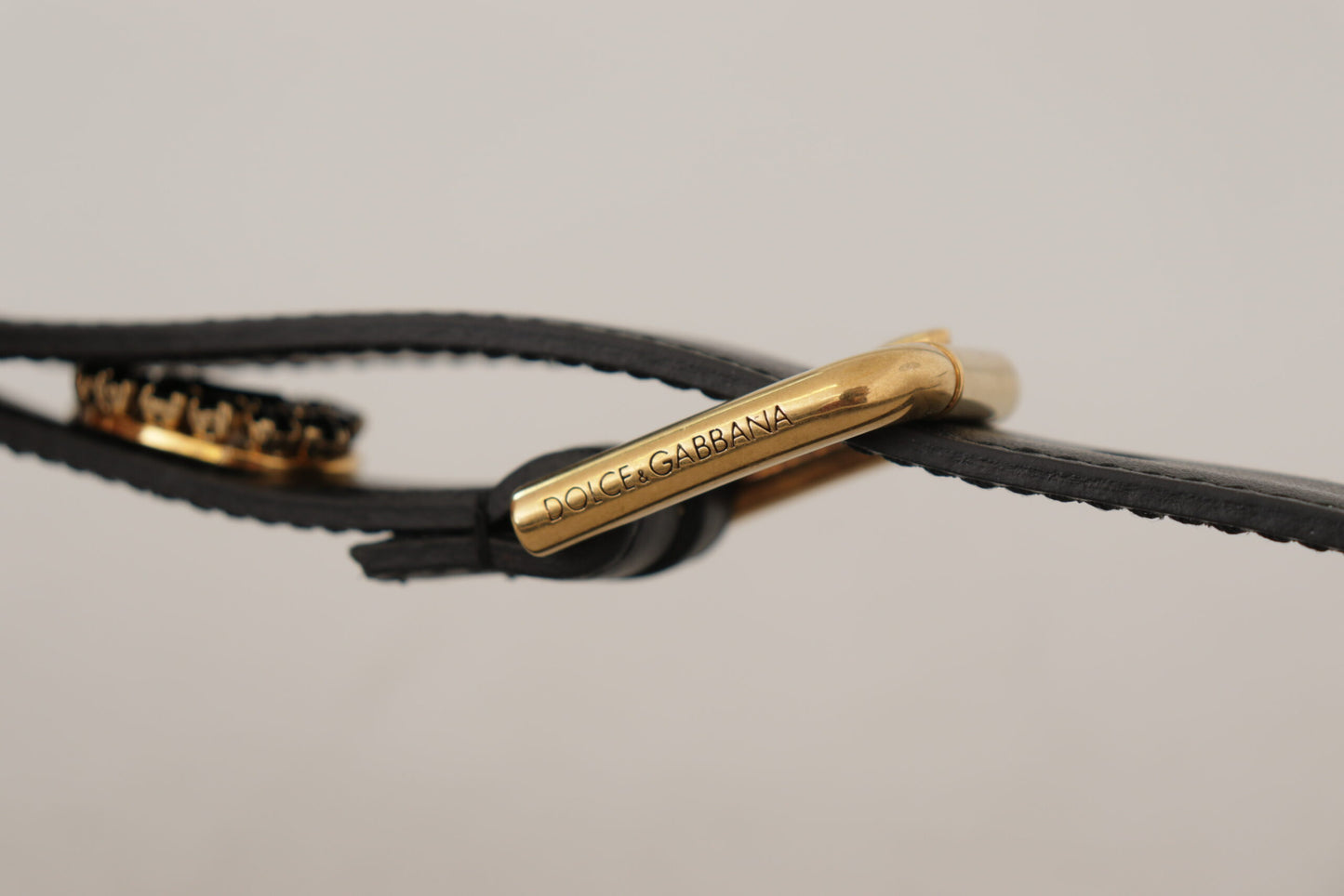 Cintura con logo in cristalli impreziositi in pelle nera