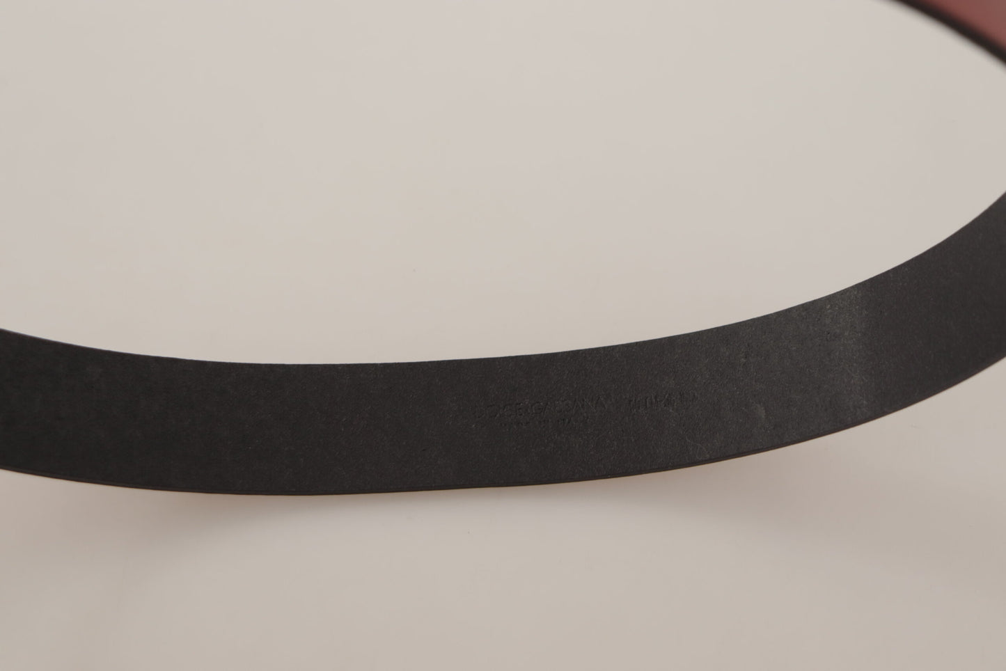 Cintura con fibbia in metallo inciso con logo dorato in pelle rossa