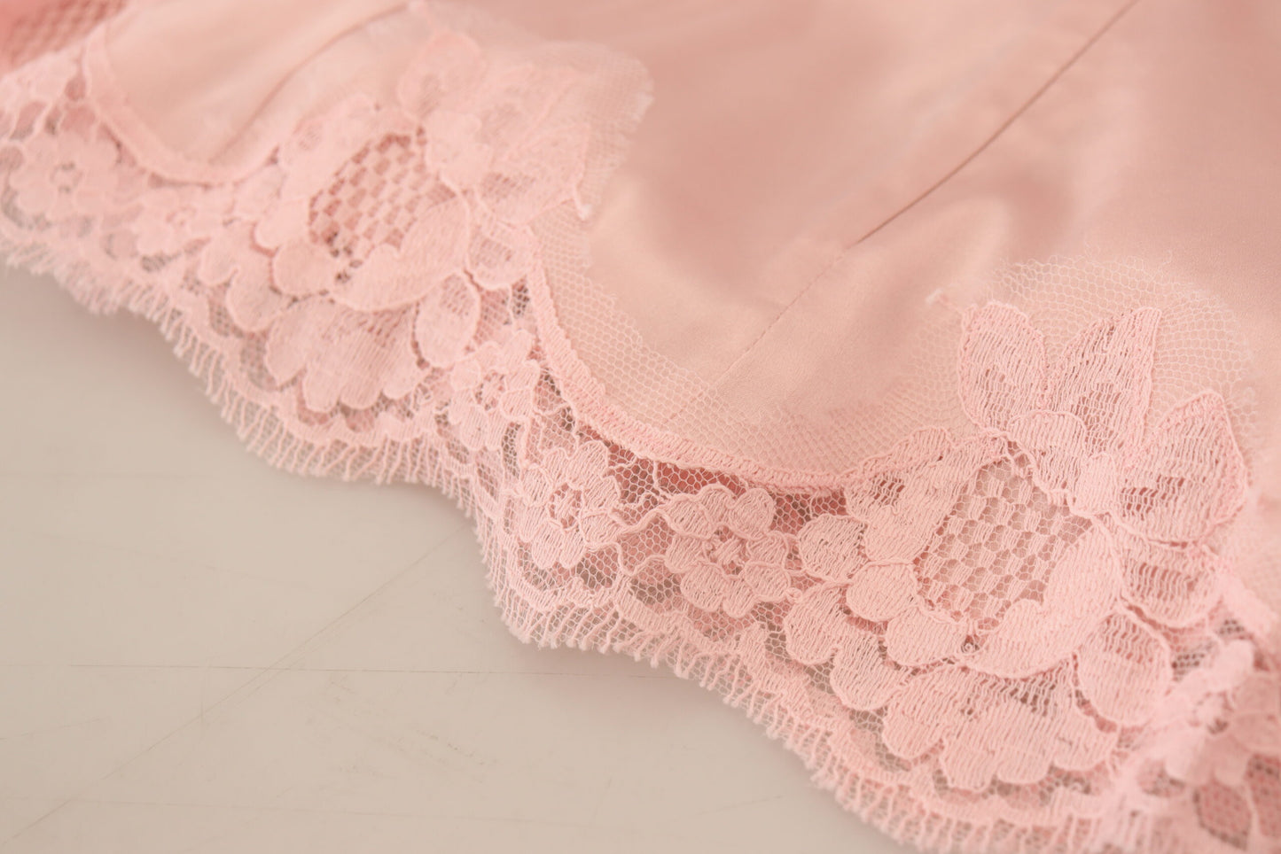 Dolce & Gabbana – Elegante, ärmellose Bluse aus transparenter Spitze in Pink