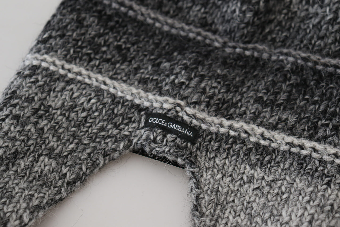 Gorro de punto con orejeras de lana cálida gris