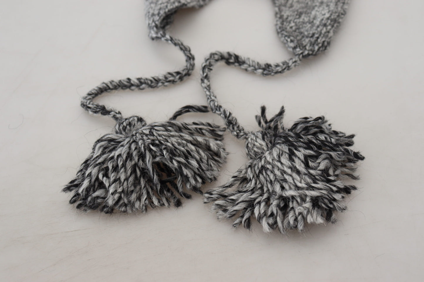 Gorro de punto con orejeras de lana cálida gris