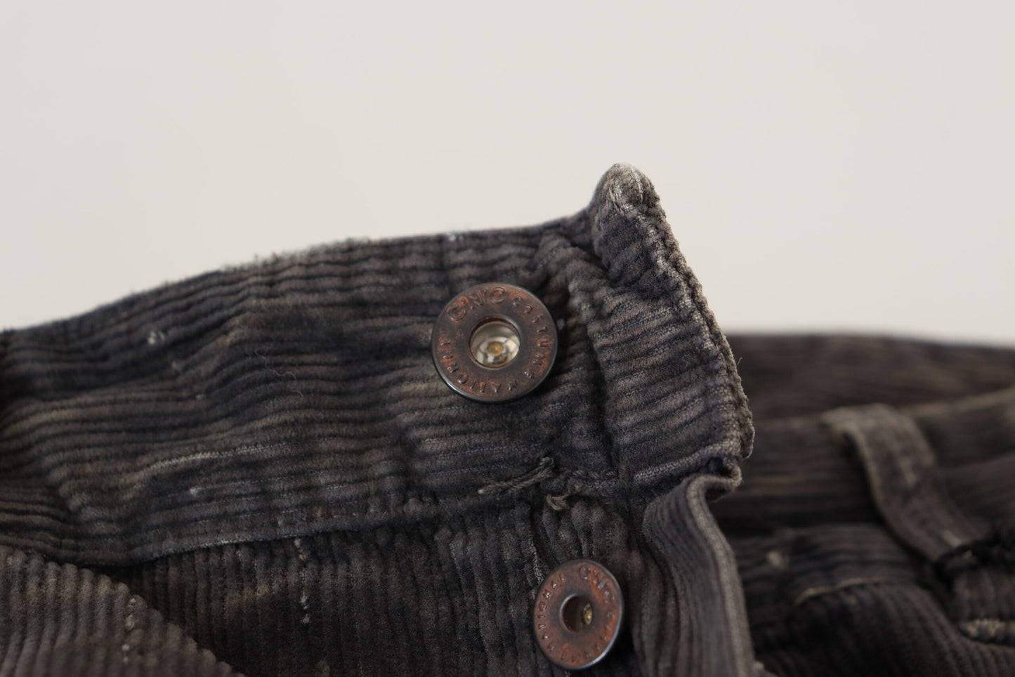 Jeans en denim côtelé gris élégant de Costume National