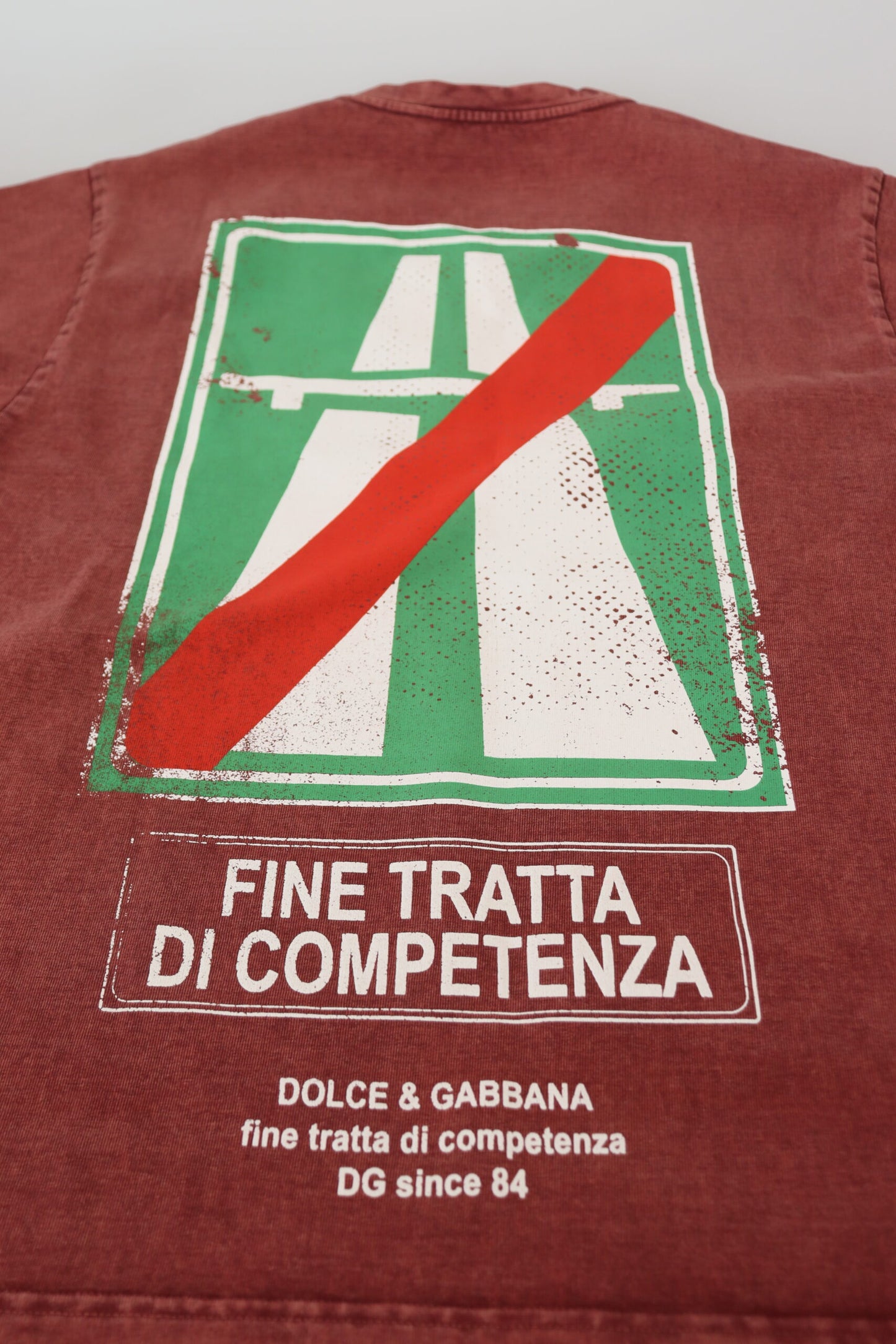 T-shirt a maniche corte con collo rotondo e stampa marrone