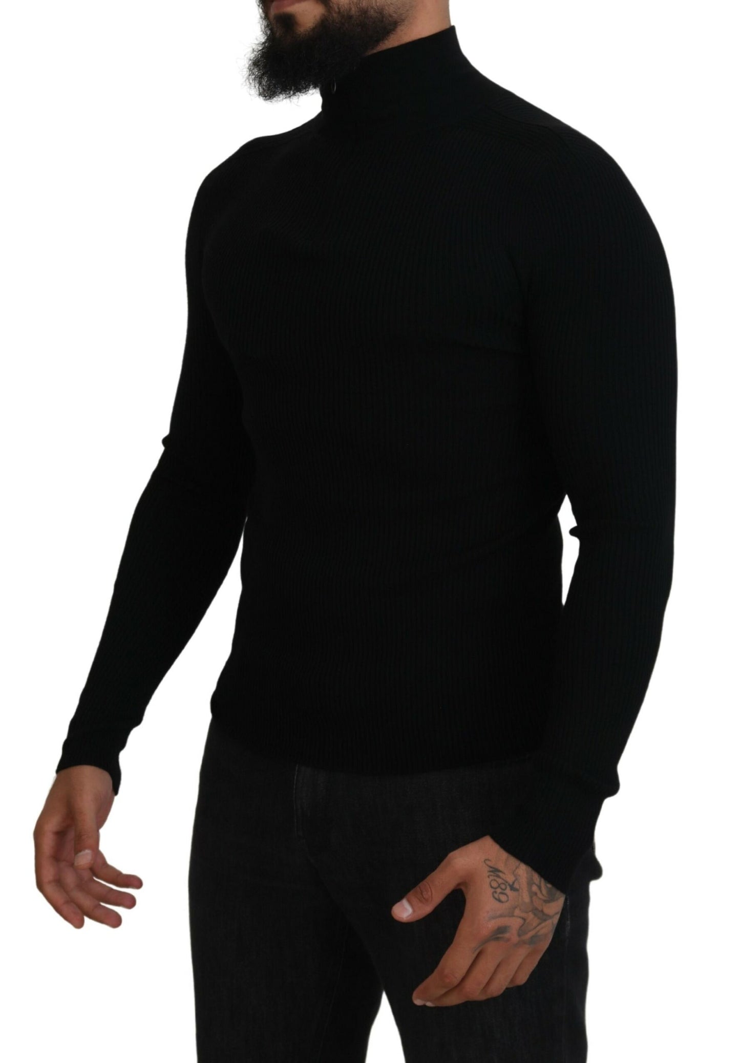 Jersey negro con cuello alto y media cremallera