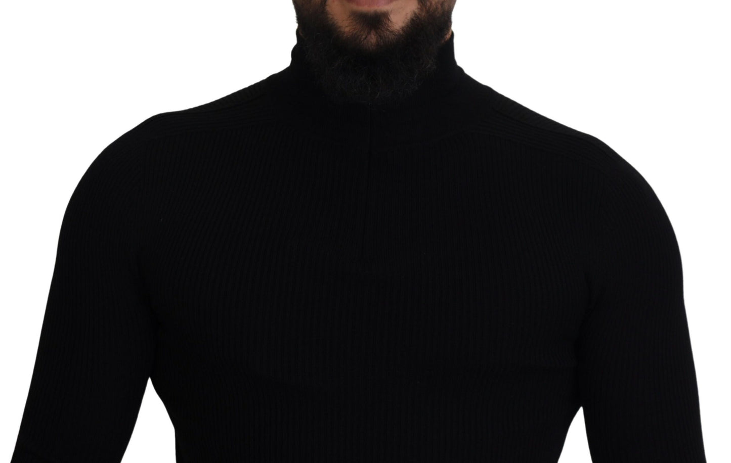 Jersey negro con cuello alto y media cremallera