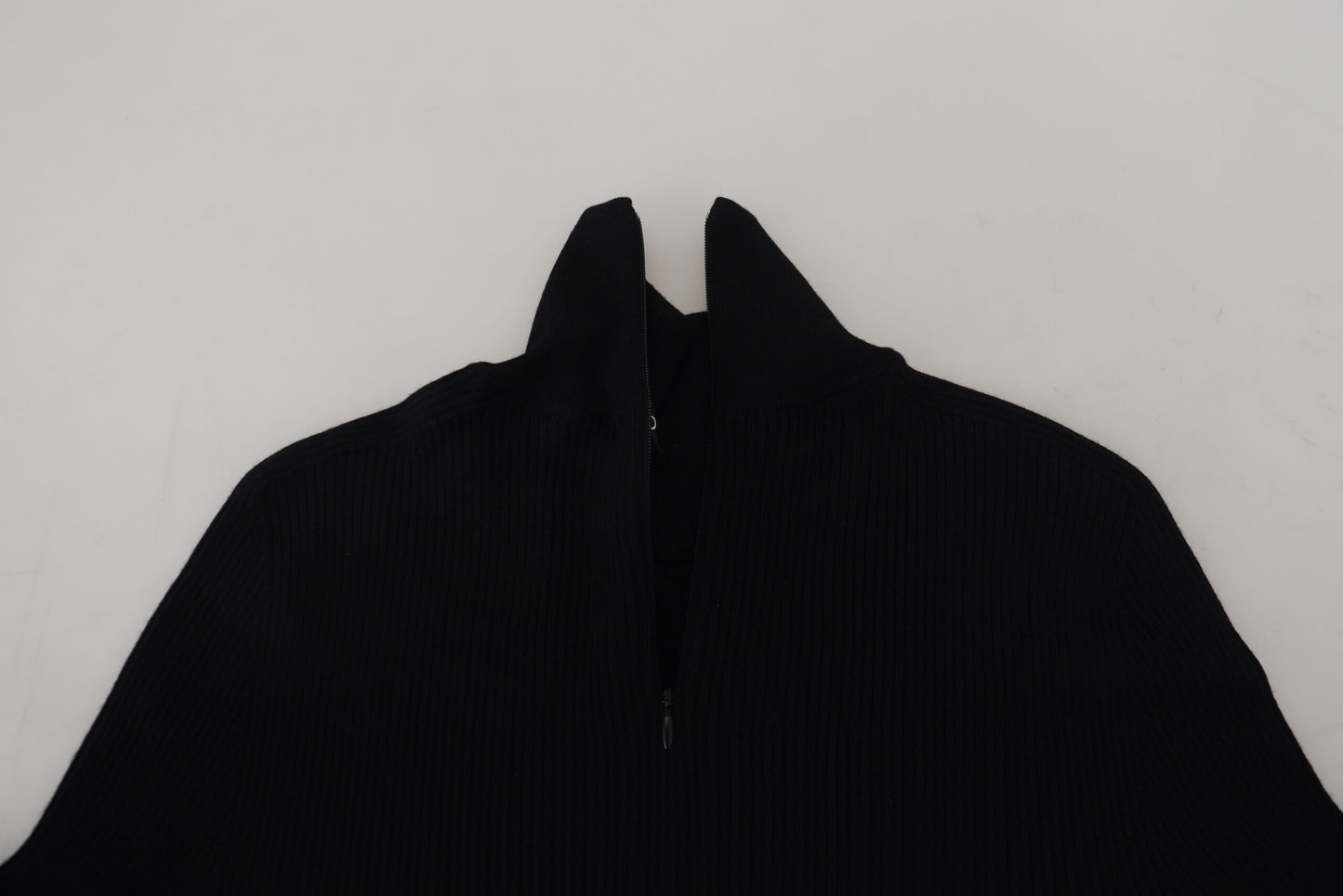 Jersey negro con cuello alto y media cremallera