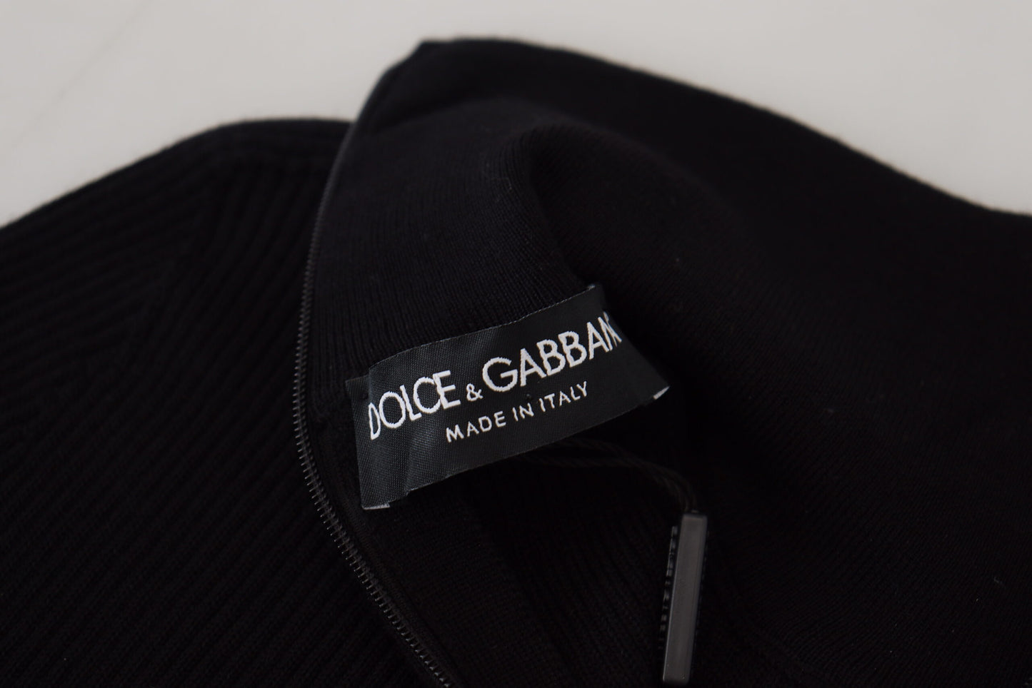 Jersey negro con cuello alto y media cremallera