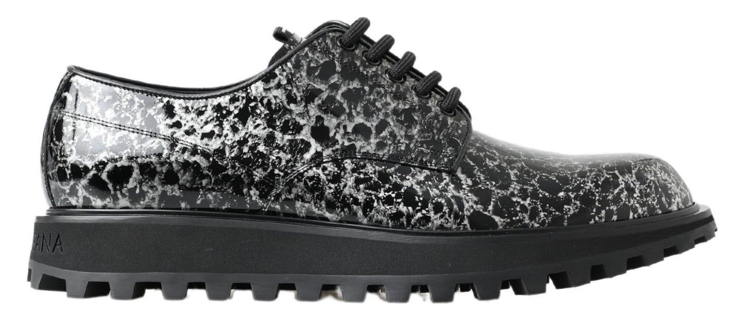 Zapatos derby de charol blancos y negros