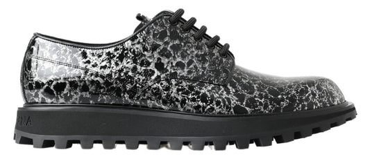 Zapatos derby de charol blancos y negros