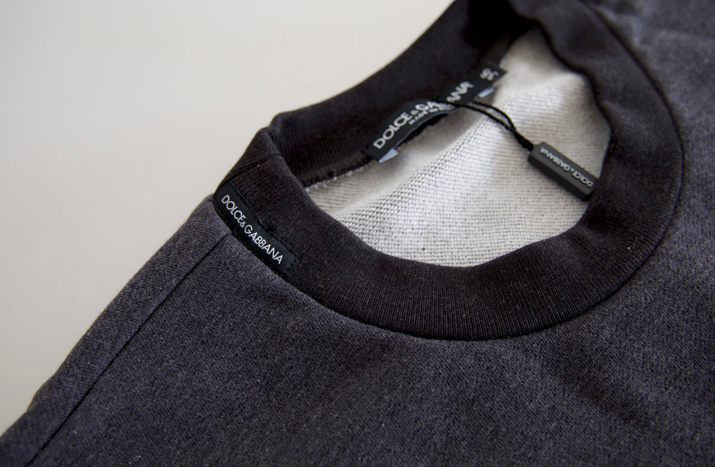 Jersey de algodón gris oscuro con cuello redondo