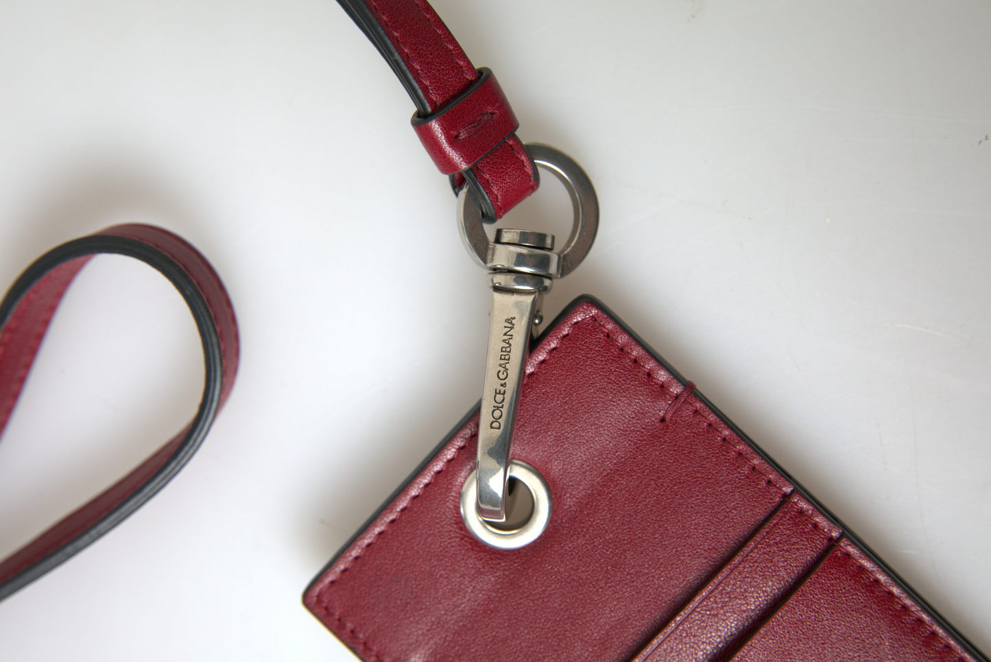 Cartera de hombre con tarjetero delgado y cordón de cuero rojo