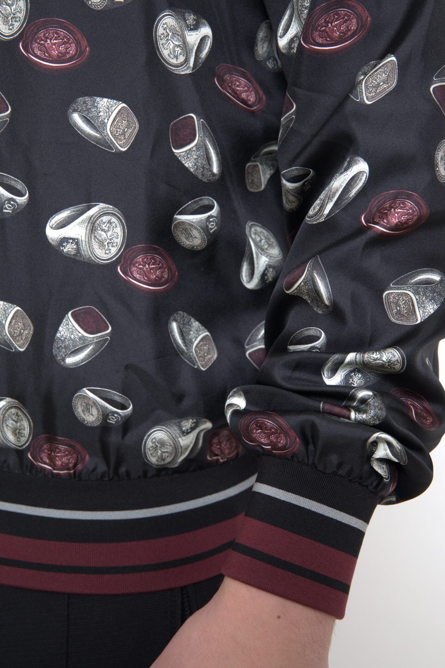 Jersey con cuello redondo de seda con estampado de anillos negro