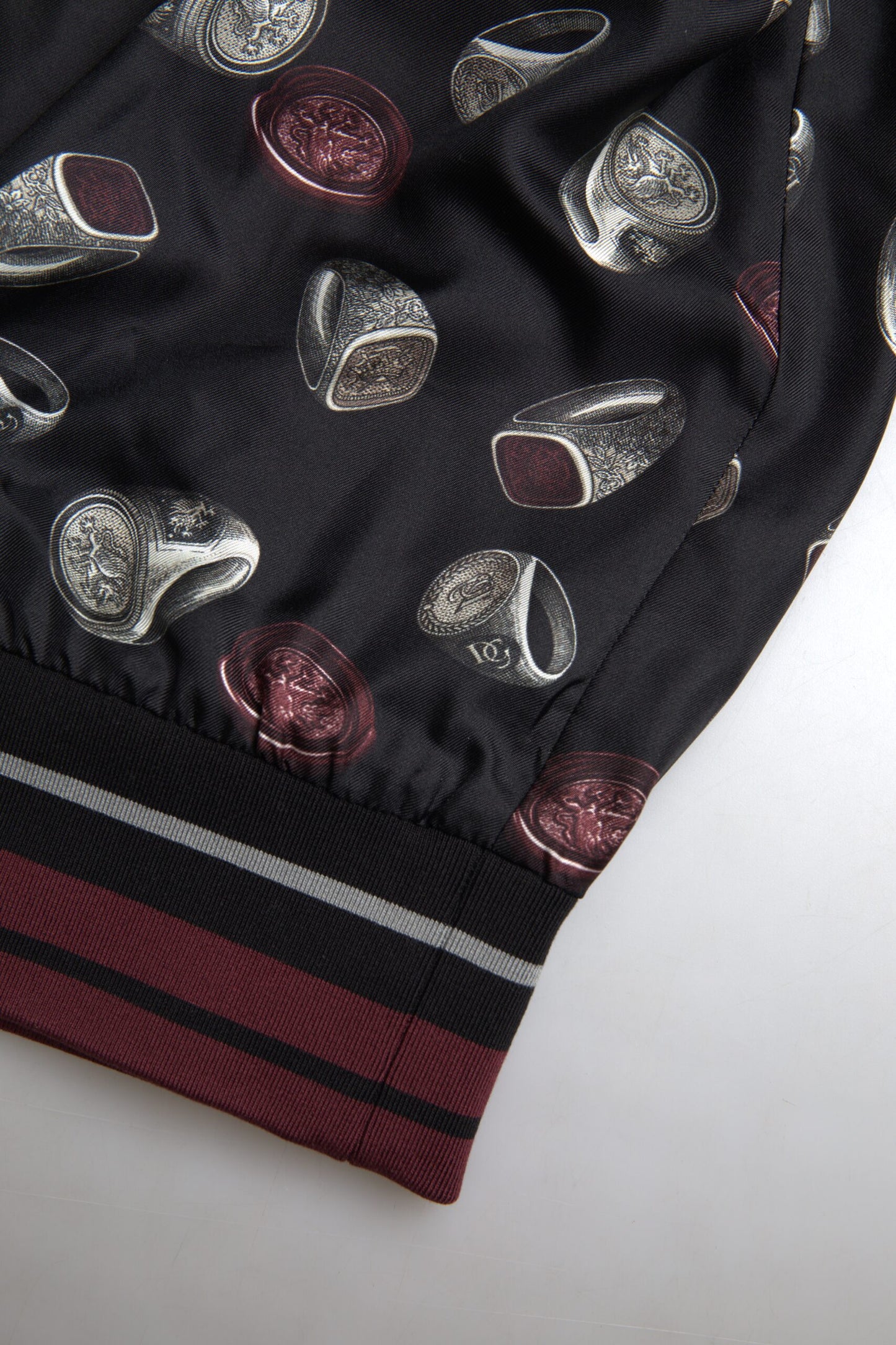 Jersey con cuello redondo de seda con estampado de anillos negro
