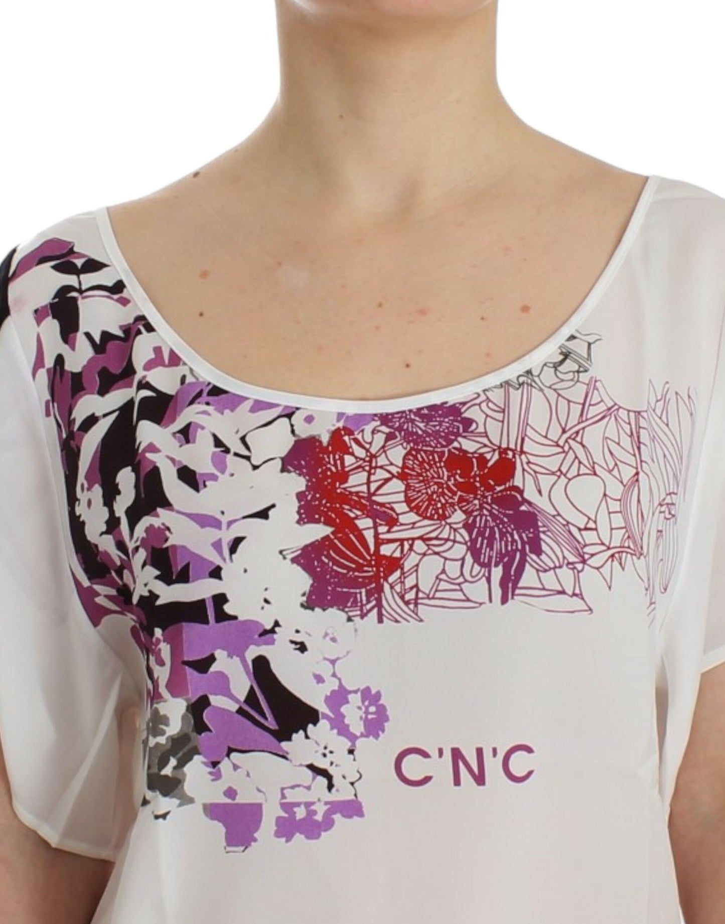 Blusa blanca con estampado de motivos