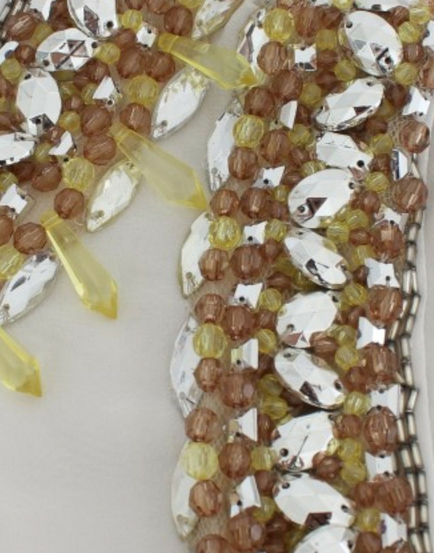 Canotta decorata con cristalli bianchi