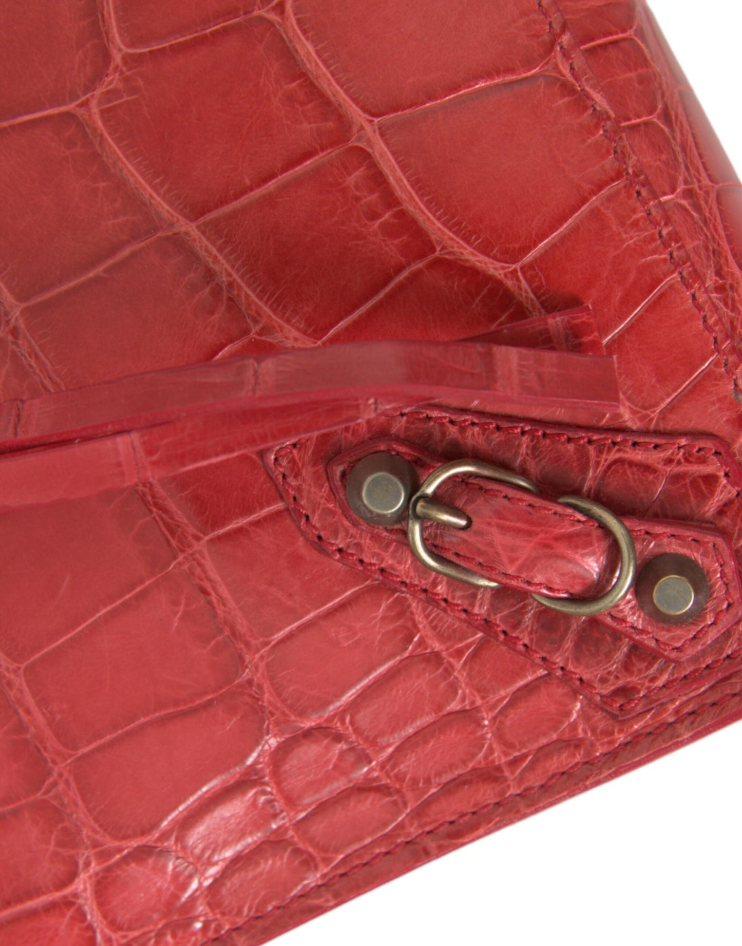 Clutch in pelle di alligatore esotico rossa di Balenciaga
