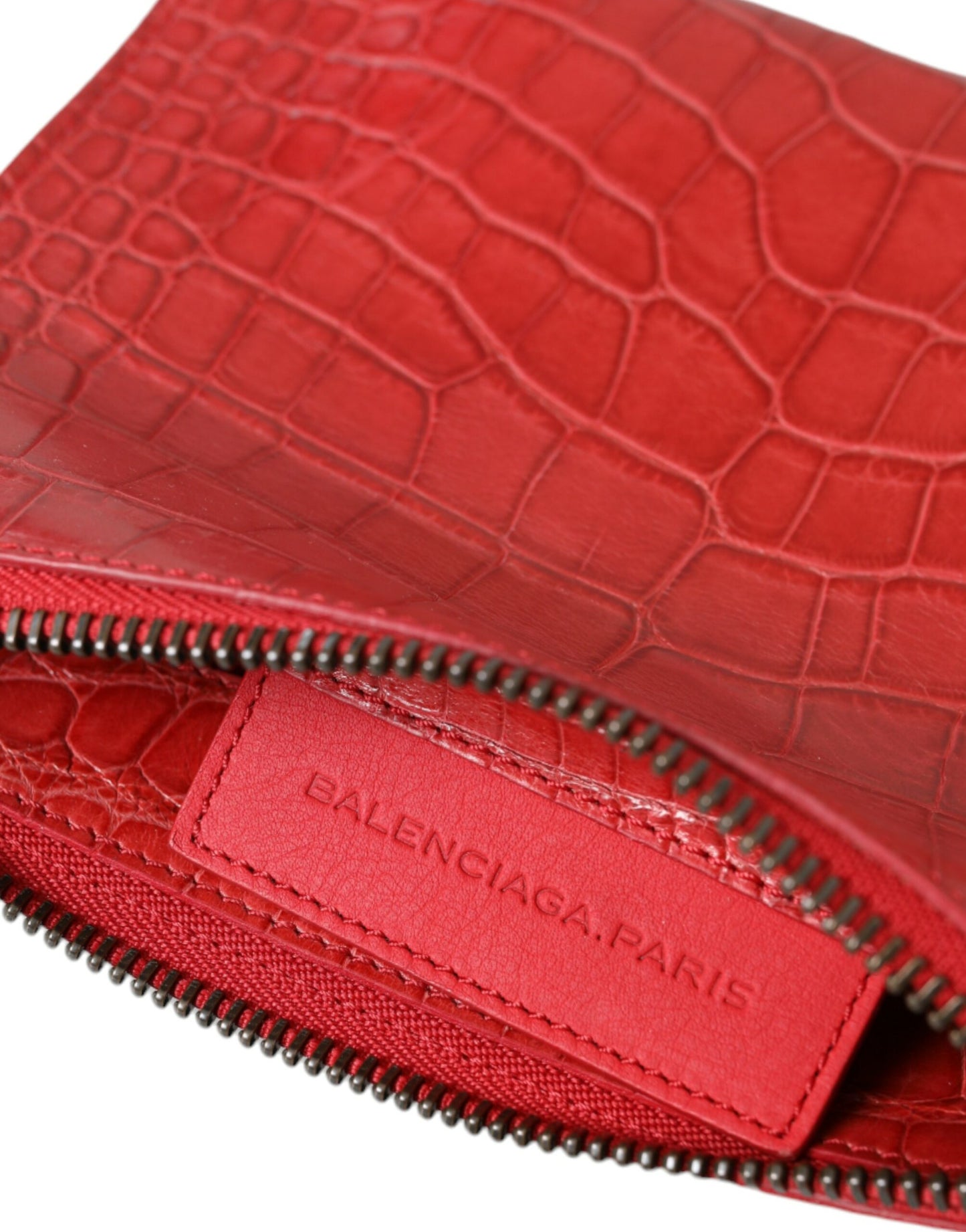 Clutch in pelle di alligatore esotico rossa di Balenciaga