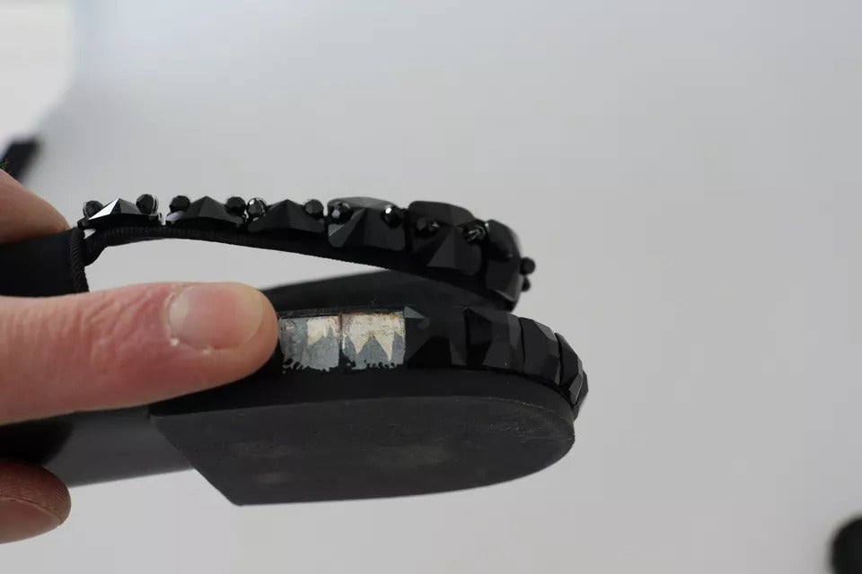 Dolce & Gabbana – Schwarze flache Schuhe mit Slingback-Charmeuse und Kristallen