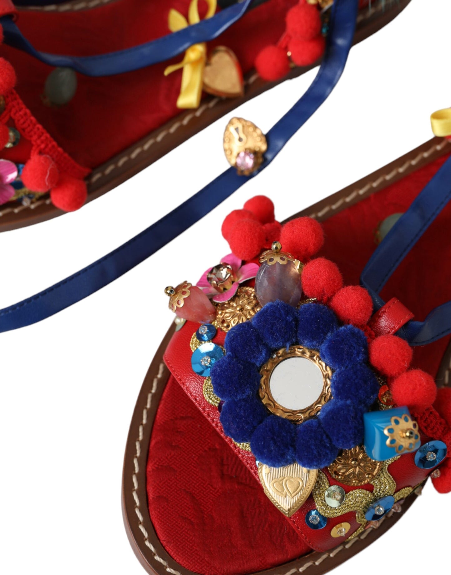 Dolce & Gabbana – Sandalen mit Fellumschlag und Bommeln in Mehrfarbig