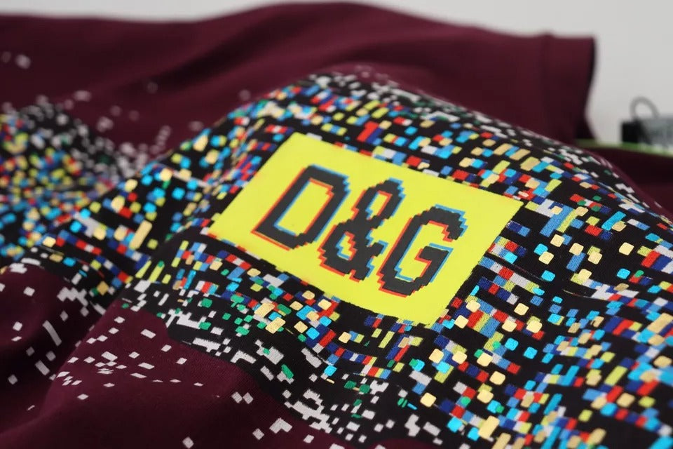 Dolce & Gabbana Bordeauxfarbenes Baumwoll-T-Shirt mit Rundhalsausschnitt und D&G-Print