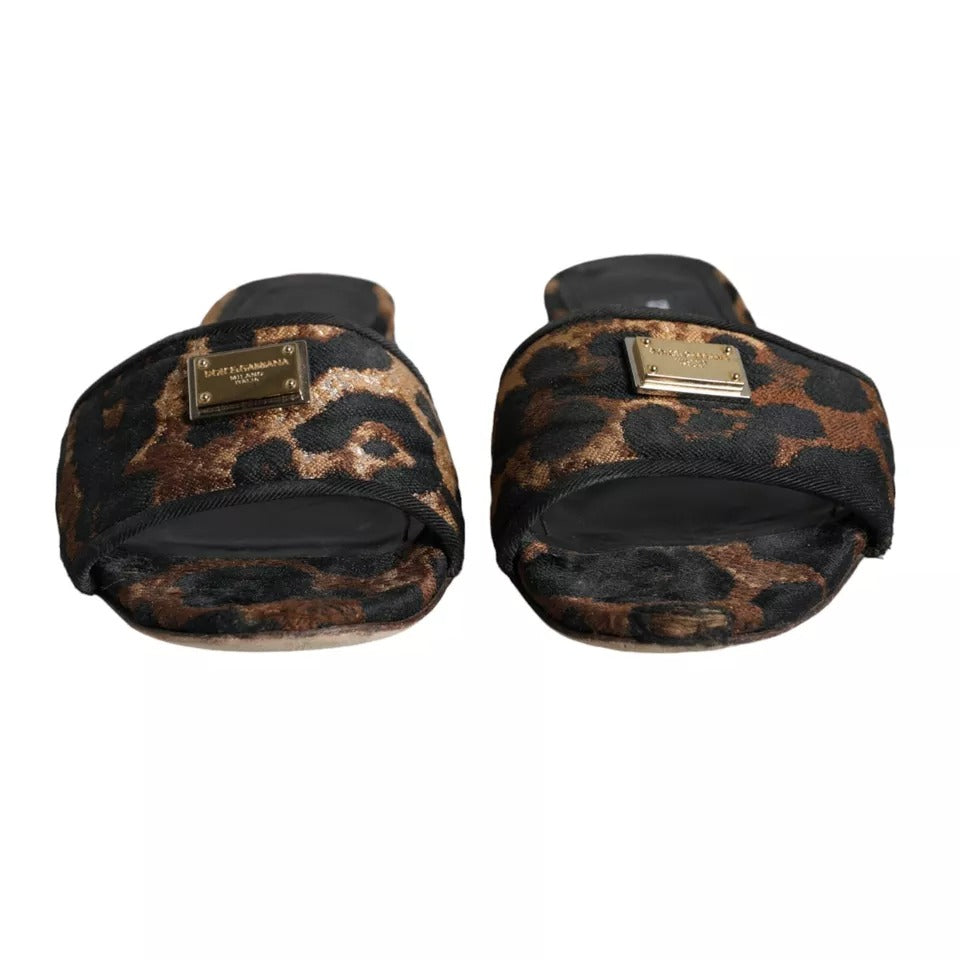 Dolce & Gabbana – Sandalen mit Leopardenmuster und Logo in Braun