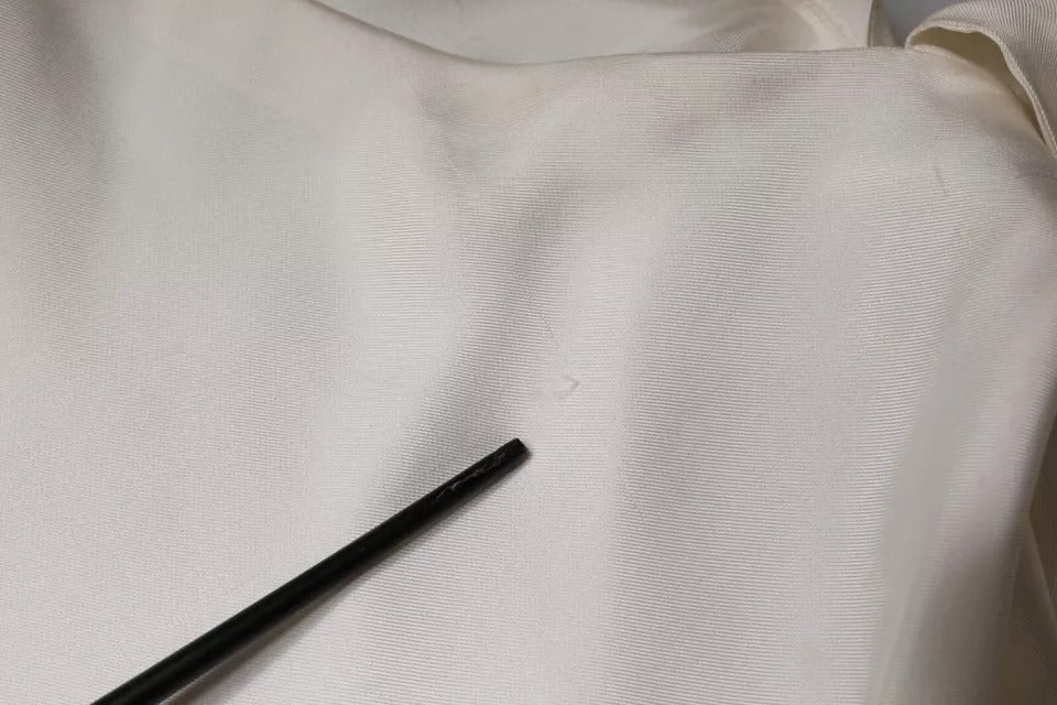 Top lungo con colletto ascot in seta beige di Brunello Cucinelli