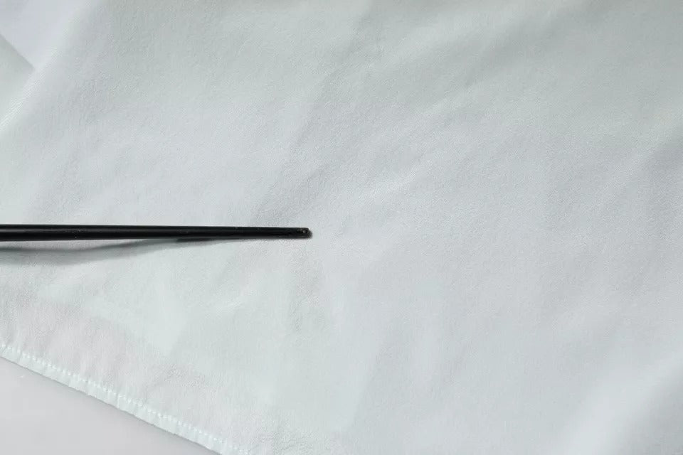 Ballantyne – Hellblaues, langärmliges Oberteil aus Seide mit Ascot-Kragen